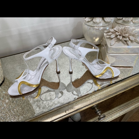 MANOLO’S - Picture 2 of 3